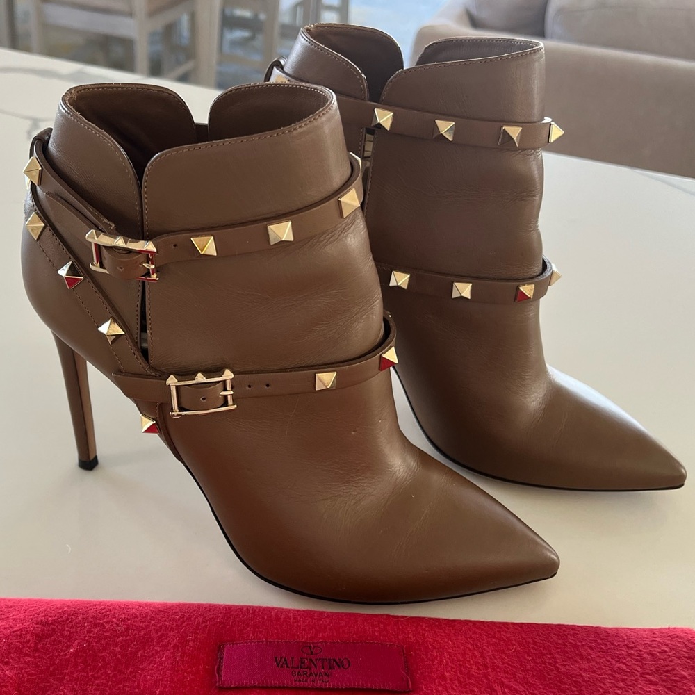 Valentino Garavani Rockstud Ankle Heeled Boots Cognac Booties Size 39.5 - Picture 2 of 14